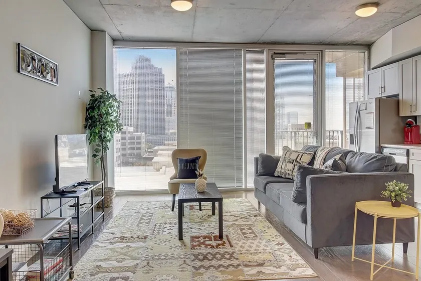 Astounding City Views From Uptown High rise Studio - Image 1