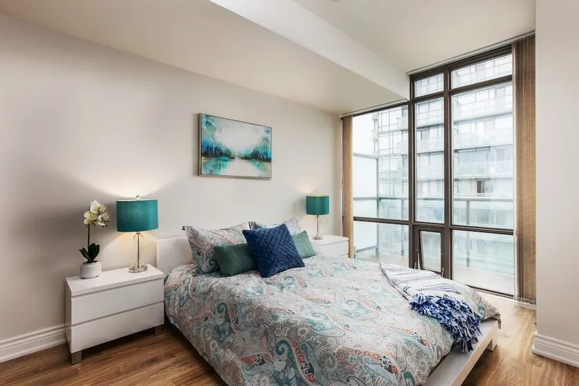 Bright Sub-penthouse on Bay St, Downtown Toronto - Image 1