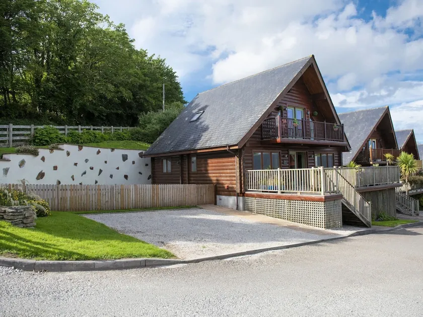 Cozy Holiday Home in Little Petherick Near Beaches - Image 1