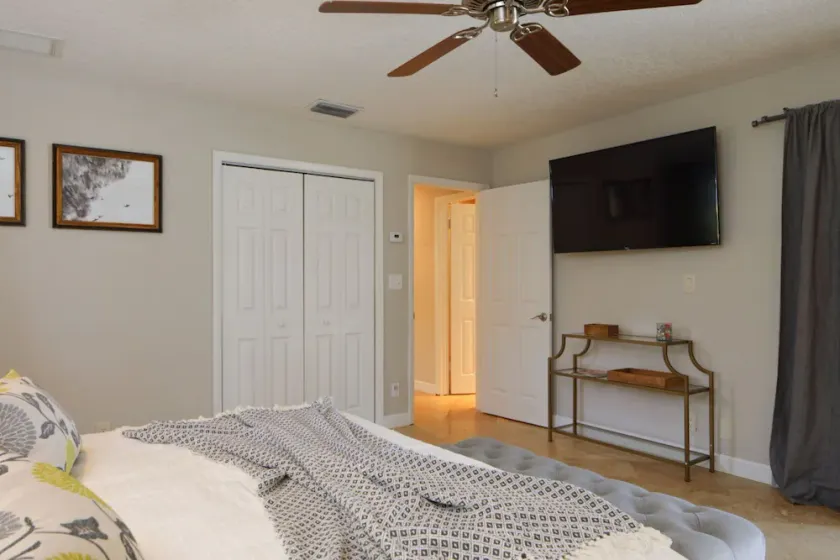 Golfview - Short Term Rental Certified by Weston. Private & Sanitized, Perfect for Social Distancing & Working From Home. Self Check-in. Private Pool, Pet Friendly. Super-host Support - Image 1