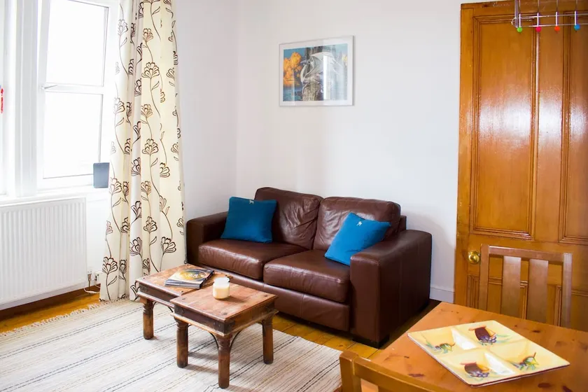 Bright and Spacious Home by Leith Walk - Image 1