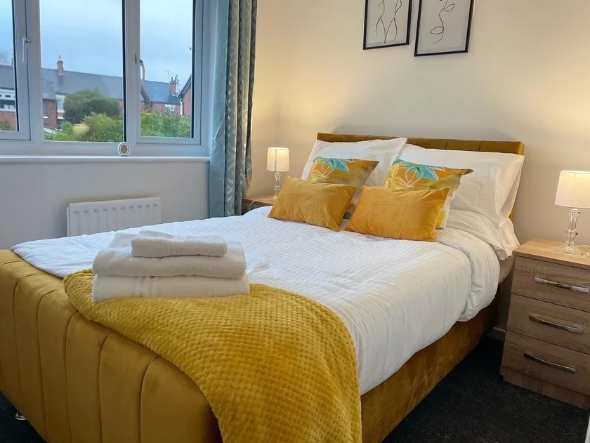 Beautiful 4 Bed Home With Free Parking - Image 1