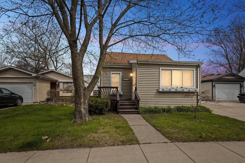 Beautiful Romantic 2 Bedroom House in the City Close to Restaurants and Bars 2 Home by Redawning - Image 1