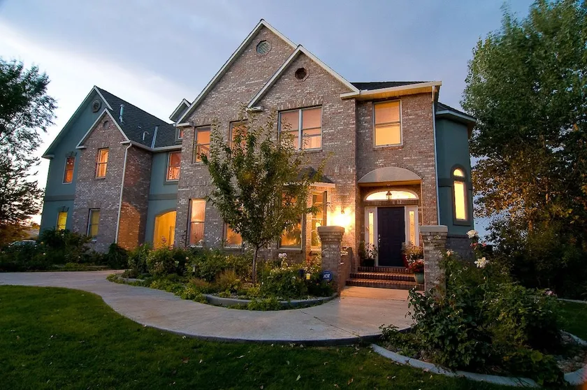 Wild Rose Manor Bed And Breakfast - Image 1