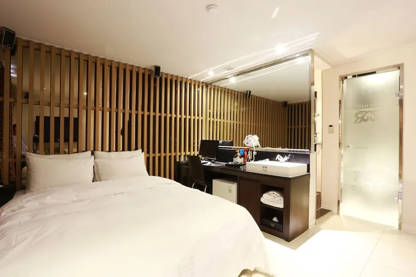 Cello Hotel - Image 1