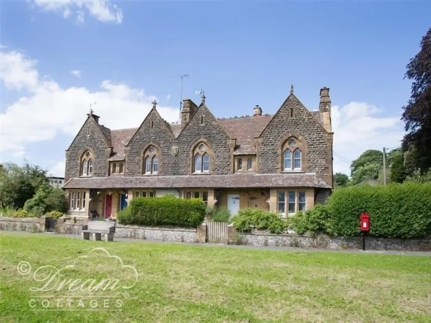 Toll Lodge, FRAMPTON - Image 1