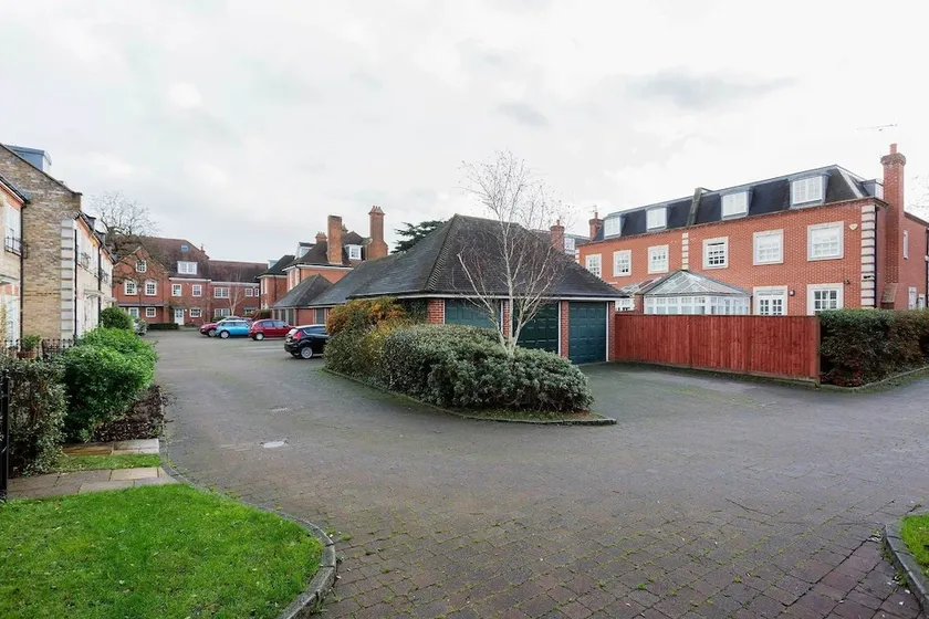 Veeve- Three Bedroom House- Deuce Delight - Image 1