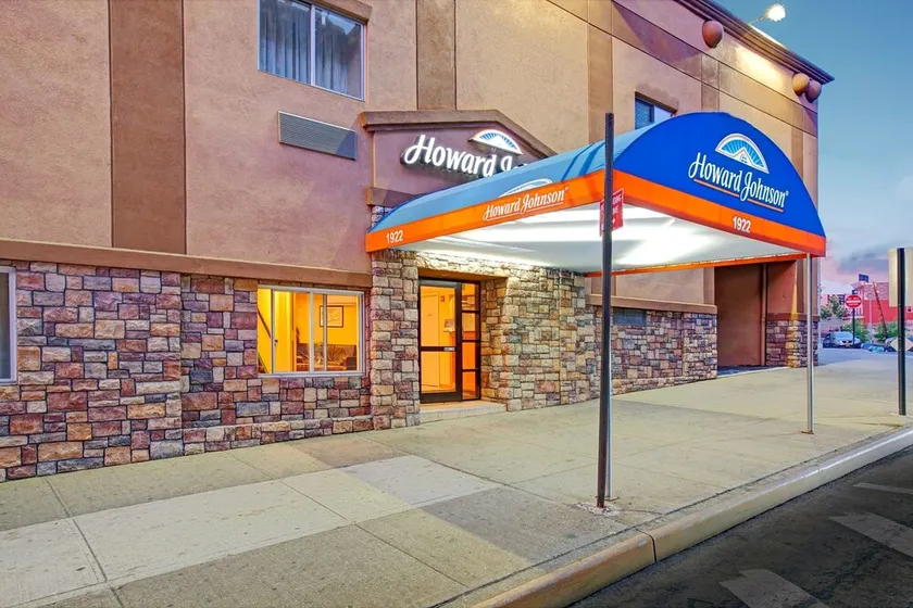 Howard Johnson by Wyndham Bronx - Image 1