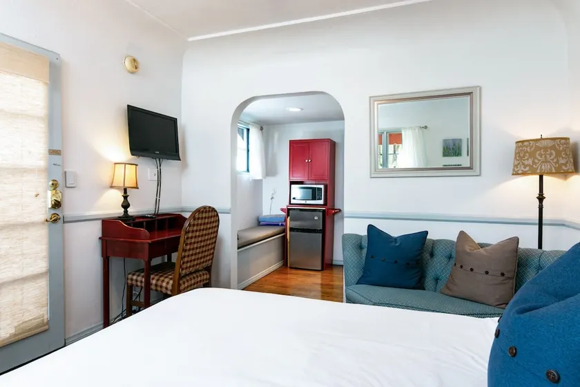 Sunny Hotel Room Corner Unit - 1 Br Hotel Room - Image 1