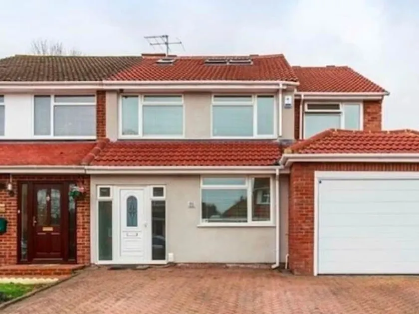 Plush Holiday Home in Slough Near Windsor Castle - Image 1