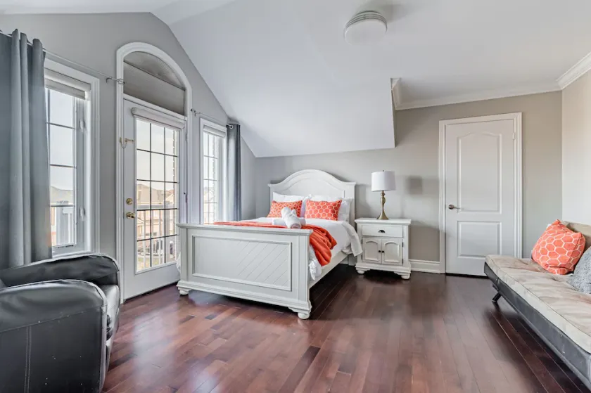 Luxury Villa - Mississauga Square One - Image 1