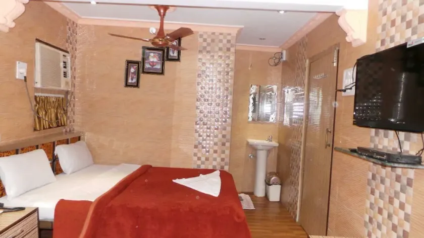 Hotel Shadab Palace - Image 1
