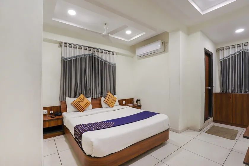 SPOT ON 17252 Hotel Everest - Image 1