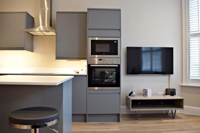 Modern 5-Bedroom Family Home in Wimbledon, SW19 - Image 1