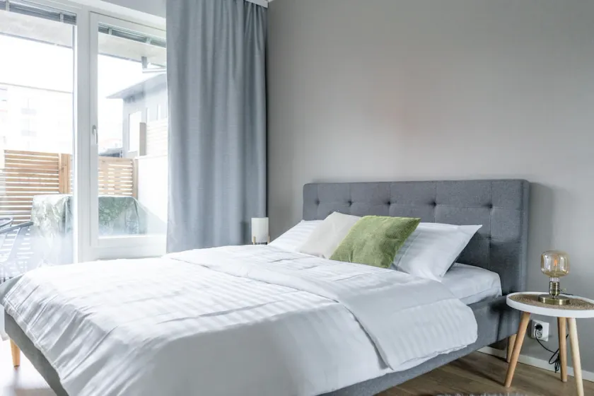 Spacious 1br with parking on the street - Image 1