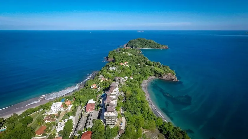 Oceanfront Condo With Pool And Stunning Views - Image 1