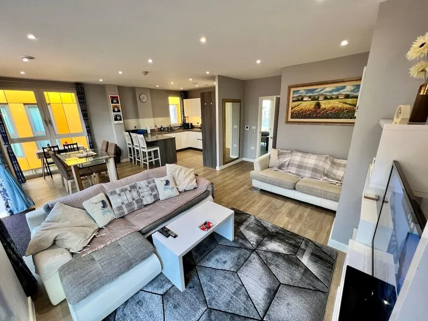 Luxury 5 Penthouse Greenwich Sleep 9 With Parking - Image 1