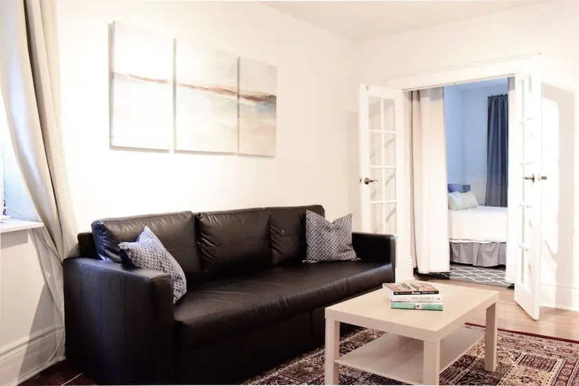 Beautiful Main Floor Apartment in the Annex - Image 1