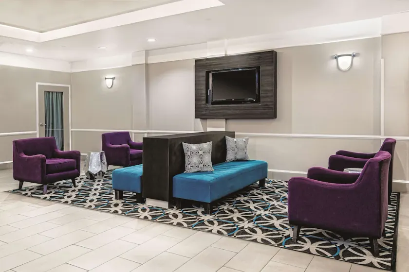 La Quinta Inn & Suites by Wyndham Houston Rosenberg - Image 1