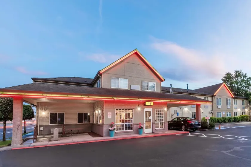 Super 8 by Wyndham Gresham/Portland Area OR - Image 1