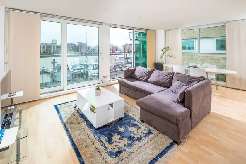 Light Modern Flat With Balcony Over River Thames! - Image 1
