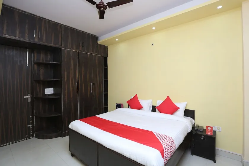 Hotel Golden Palace By OYO Rooms - Image 1