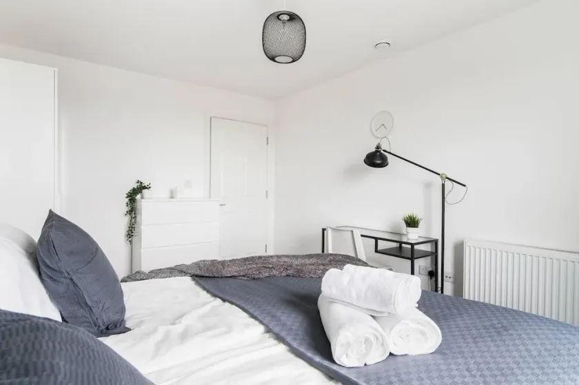 Luxe 1BR Apartment with Balcony - Free Parking - Image 1