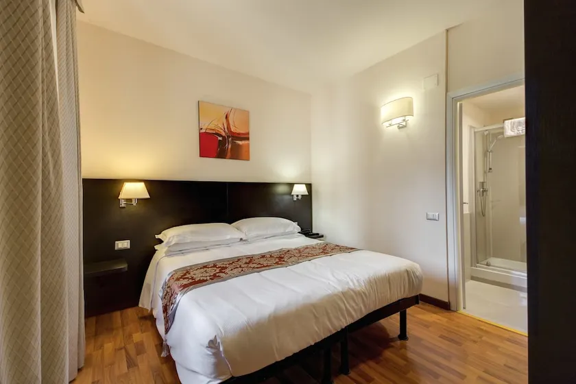 Regal Park Hotel - Image 1