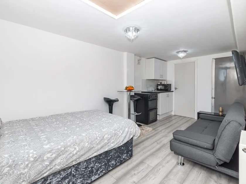 Simplistic Apartment in Croydon Near Wandle Park - Image 1