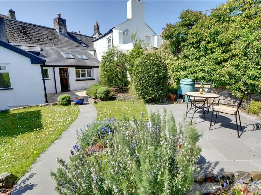Cosy Holiday Home With an Enclosed Garden and Terrace in the Heart of Torrington - Image 1