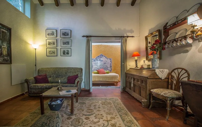 Romantic Hide Away in a Lush and Green Oasis - Image 1