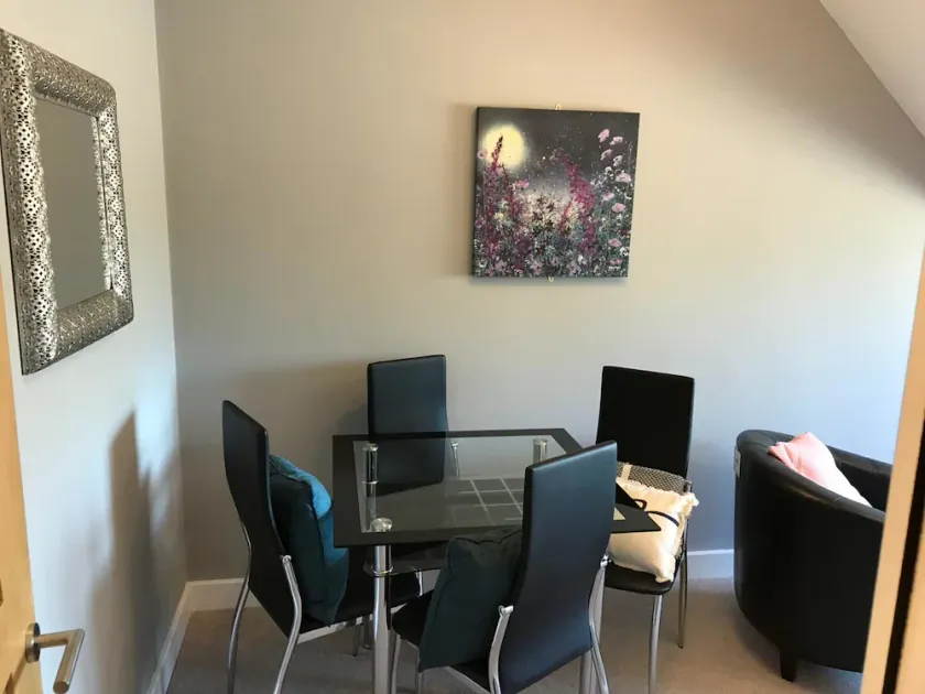 Stunning Complete 1 Bedroom Apartment Close To The City - Image 1
