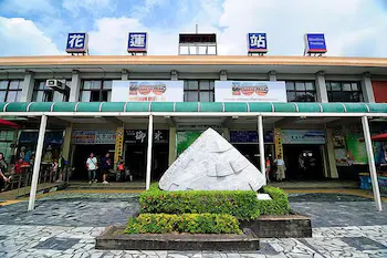 Hualien Train Station Backpackers Hostel - Image 1