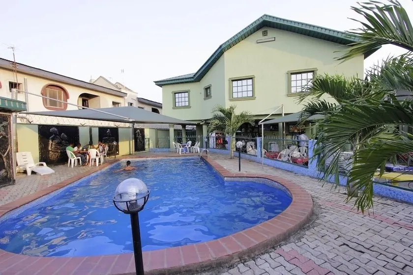 Oyins Holiday Inn - Image 1