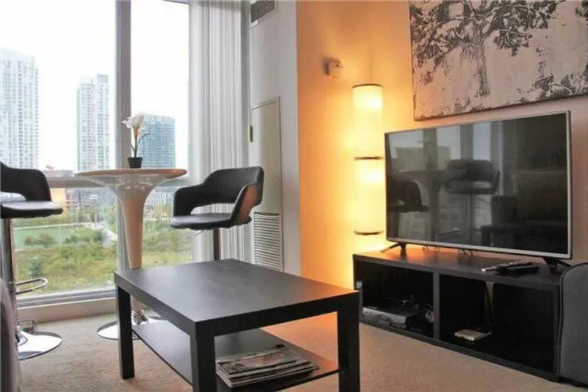 Stylish Condo by CN Tower - Image 1