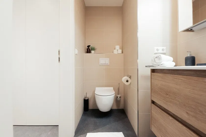 Bright Chic 1BR Apt w Balc & Prkg - Image 1
