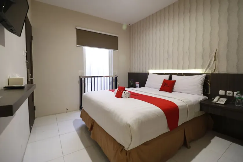 RedDoorz Plus @ Airlangga Mataram - Image 1