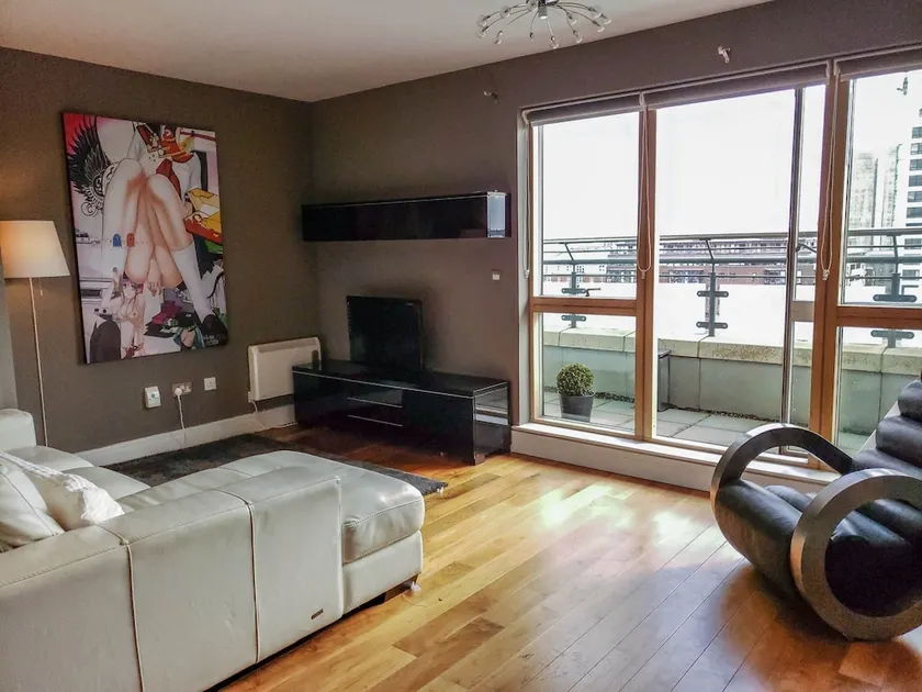 Apartment Overlooking Canal 2 Bedroom - Image 1