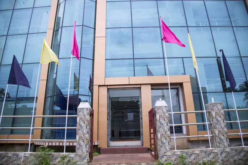The Sea Sand Hotel - Image 1
