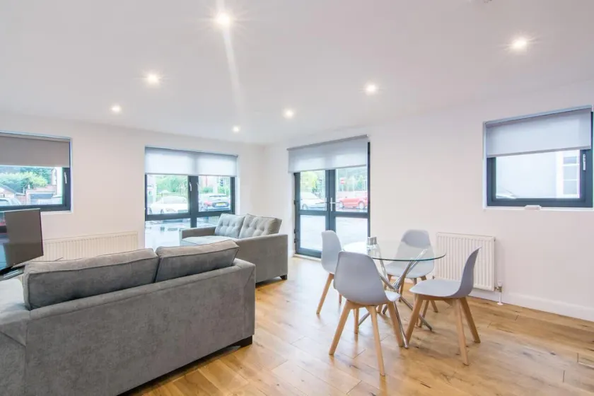 Stunning 2bed Flat in Bond House - Image 1