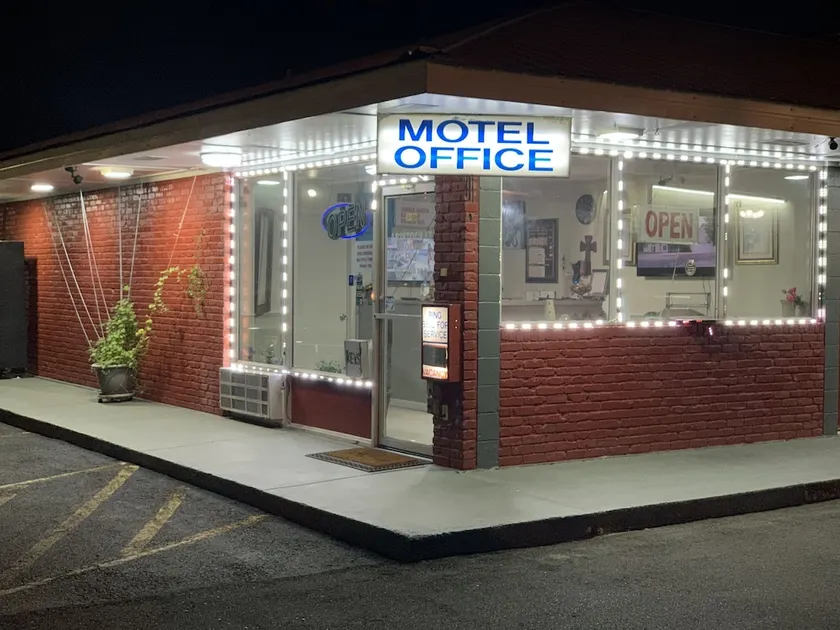 Aristocrat Motor Inn - Image 1