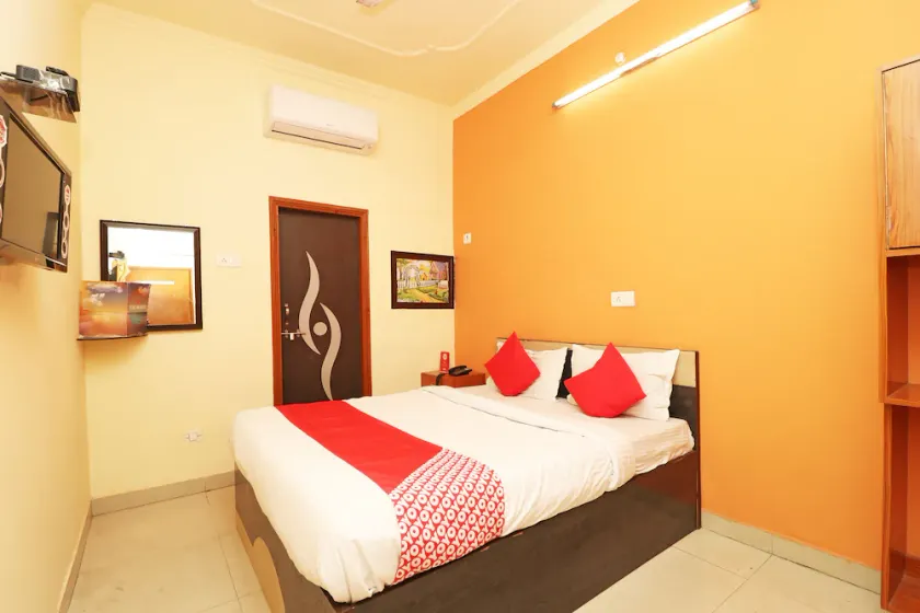 Hotel Cristal Park by OYO Rooms - Image 1