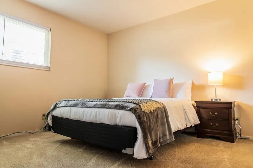 Beautifully Designed Concord Apartment - Image 1