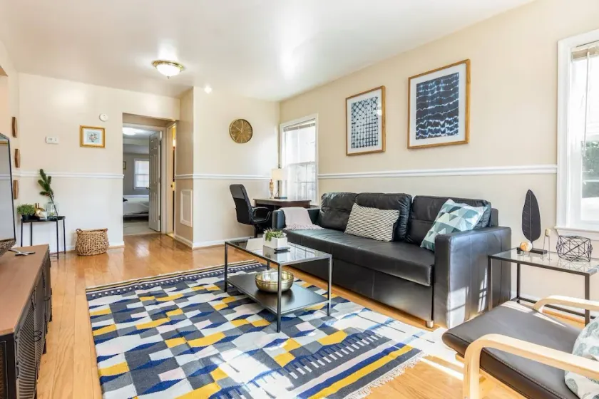Cozy House 10 min to Monuments│10 min to DC by CozySuites - Image 1