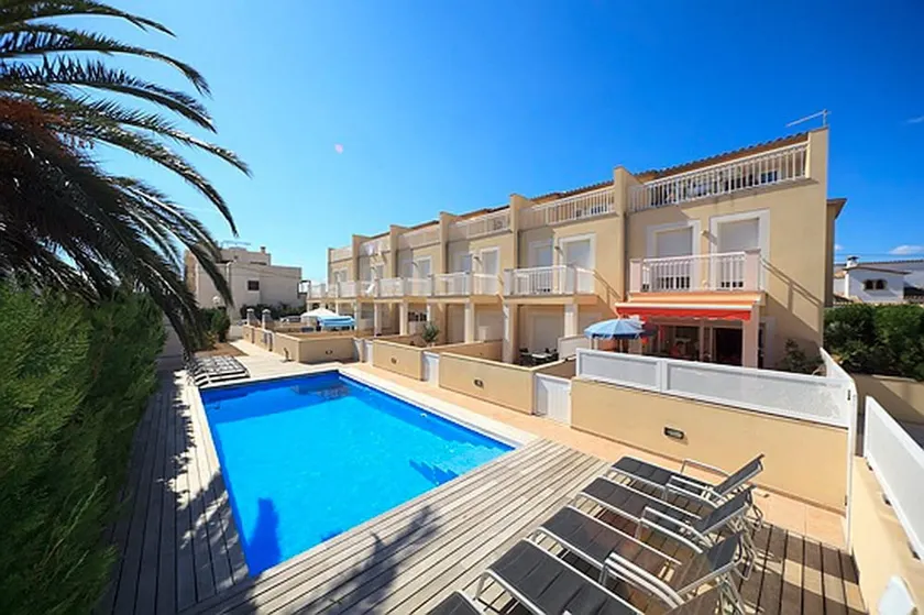 Appartement avec jardin, terrasse et piscine - Image 1