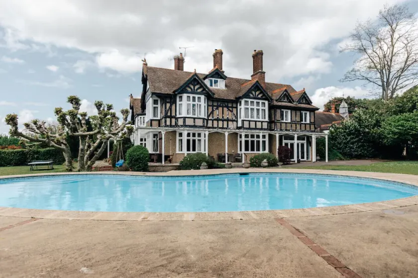 Waterfront Retreat in Hambleden - Image 1