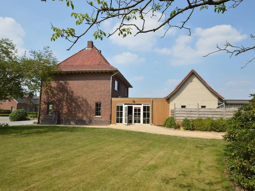Magnificient Mansion in Peer With Spacious Garden - Image 1