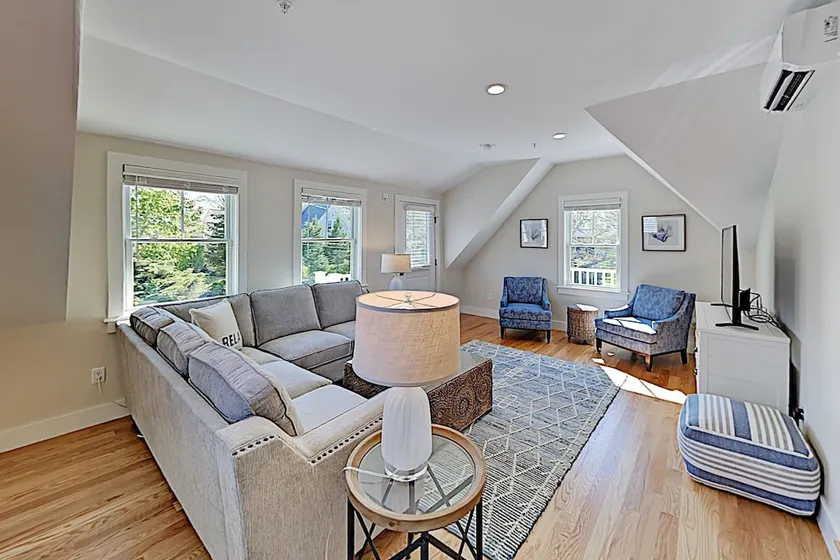 Lavish : Amazing Locale Near Dining & Beach 1 Bedroom Condo - Image 1