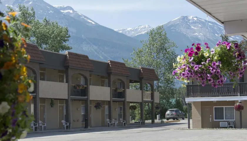 Maligne Lodge - Image 1