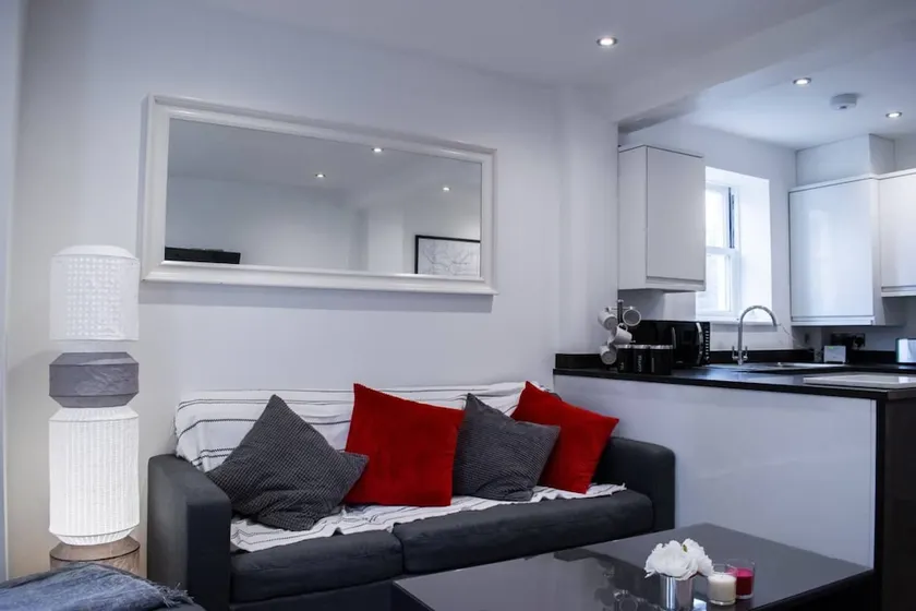 Modern 2 Bedroom Flat in Kennington - Image 1